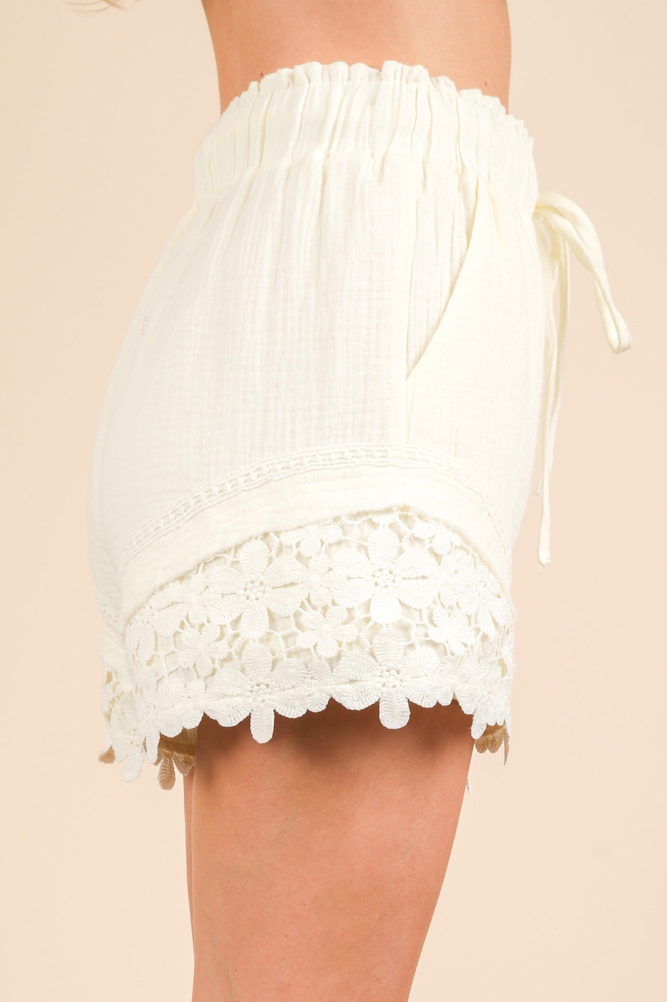 Lace Contrast Detail Woven Shorts