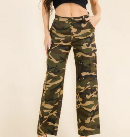 WOMEN'S BUTTON CLOSURE CARGO POCKETS WIDE LEG DENIM CAMO PRINT PANTS