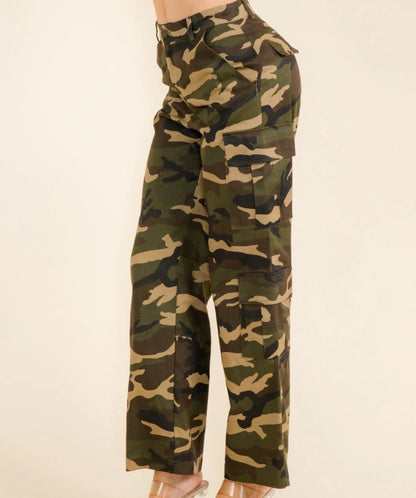 WOMEN'S BUTTON CLOSURE CARGO POCKETS WIDE LEG DENIM CAMO PRINT PANTS
