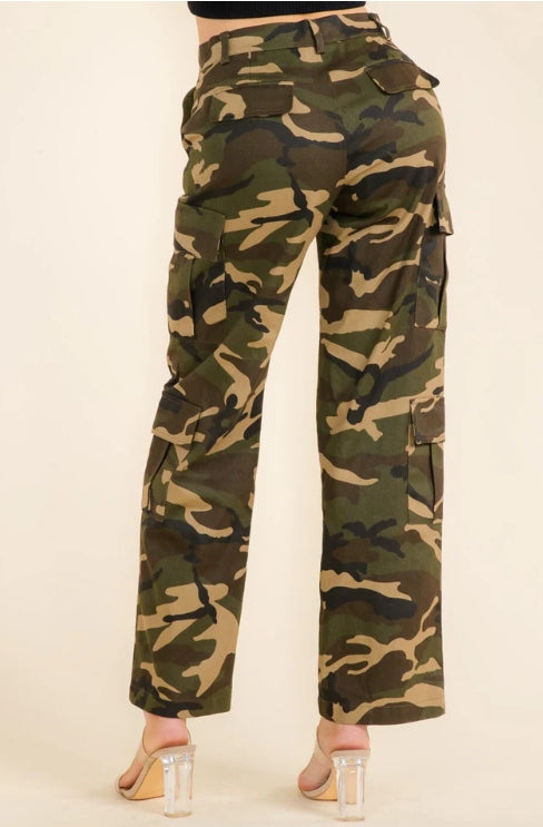 WOMEN'S BUTTON CLOSURE CARGO POCKETS WIDE LEG DENIM CAMO PRINT PANTS